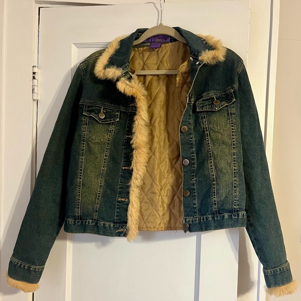 Women’s Gypsy Jean Jacket with Fur size L. It fits more like a medium
